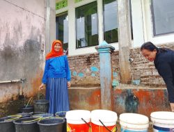 Tak Kunjung Datang Droping Air BPBD 700 KK Warga Bogam Bergantung Air Masjid