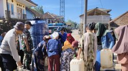 Polsek Bogam Salurkan 4.000 Liter Air Bersih, Warga Ajukan Sumur Bor
