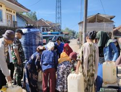 Polsek Bogam Salurkan 4.000 Liter Air Bersih, Warga Ajukan Sumur Bor