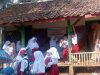 Miris ! Tiga Kali Ganti Bupati Puluhan Siswa SDN Kubangsari Rela Berdesakan di Rumah Panggung