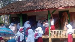 Miris ! Tiga Kali Ganti Bupati Puluhan Siswa SDN Kubangsari Rela Berdesakan di Rumah Panggung