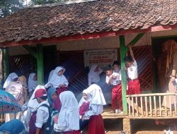 Miris ! Tiga Kali Ganti Bupati Puluhan Siswa SDN Kubangsari Rela Berdesakan di Rumah Panggung