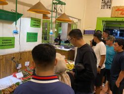 Eks Pemain Persib Bandung Menyantap Kuliner Favorit Tasikmalaya