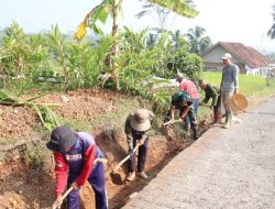Panas Membara Semangat Tak Tumbang: Satgas TMMD ke-129 Pilih Menangtang Matahari Demi Tahan Longsor