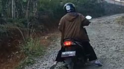 Homevisit Siswa Lagi Sakit Seorang Guru di Tasikmalaya Terjal Jalan Rusak Bebatuan