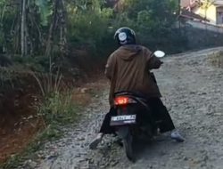 Homevisit Siswa Lagi Sakit Seorang Guru di Tasikmalaya Terjal Jalan Rusak Bebatuan