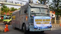Diserbu Warga Tanjungjaya, Water Cannon Polres Tasikmalaya Bagikan Air Bersih