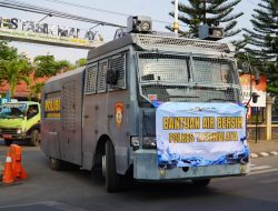 Diserbu Warga Tanjungjaya, Water Cannon Polres Tasikmalaya Bagikan Air Bersih