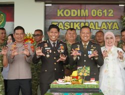 HUT TNI ke-81 Polres Tasikmalaya Kasih Kejutan Tumpeng