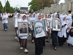 Kirab HSN 2026, Ribuan Santri Tampilkan Foto Ulama Tasikmalaya