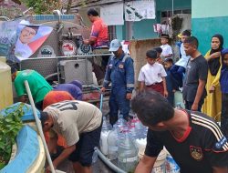 Kang Oleh Soleh Berbagi Air Bersih ke 2 Wilayah Kota Tasikmalaya
