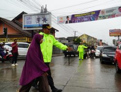 Kapolres Tasikmalaya Pimpin Gatur di Simpang 4, Jaga Kelancaran Lalu Lintas